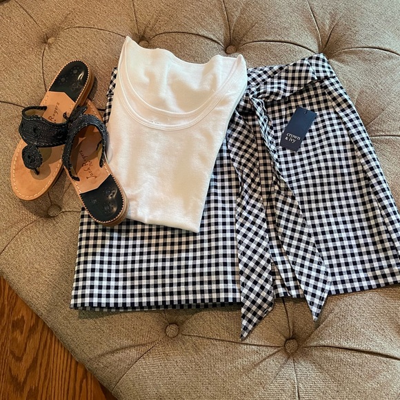 🎉HP🎉…Crown & Ivy Gingham Skort - Picture 5 of 8
